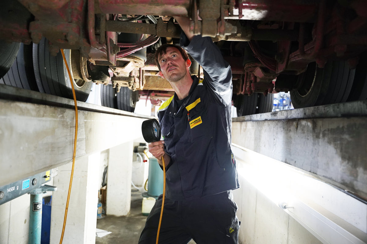 Wittrock Techniker bei Fahrzeuginspektion – Fahrzeugtechnik Service Rhede